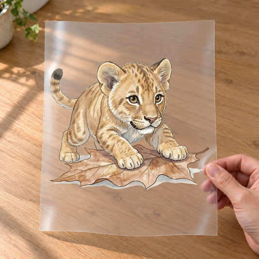 Bügelbild: Löwenbaby auf Herbstblatt inkl. Anleitung – auf Transferfolie