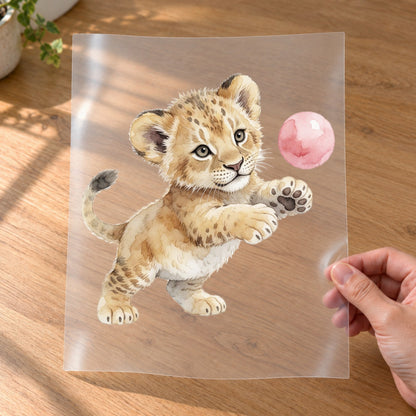 Bügelbild: Löwenbaby mit Ball inkl. Anleitung – auf Transferfolie