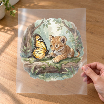 Bügelbild: Löwenbaby mit Schmetterling inkl. Anleitung – auf Transferfolie