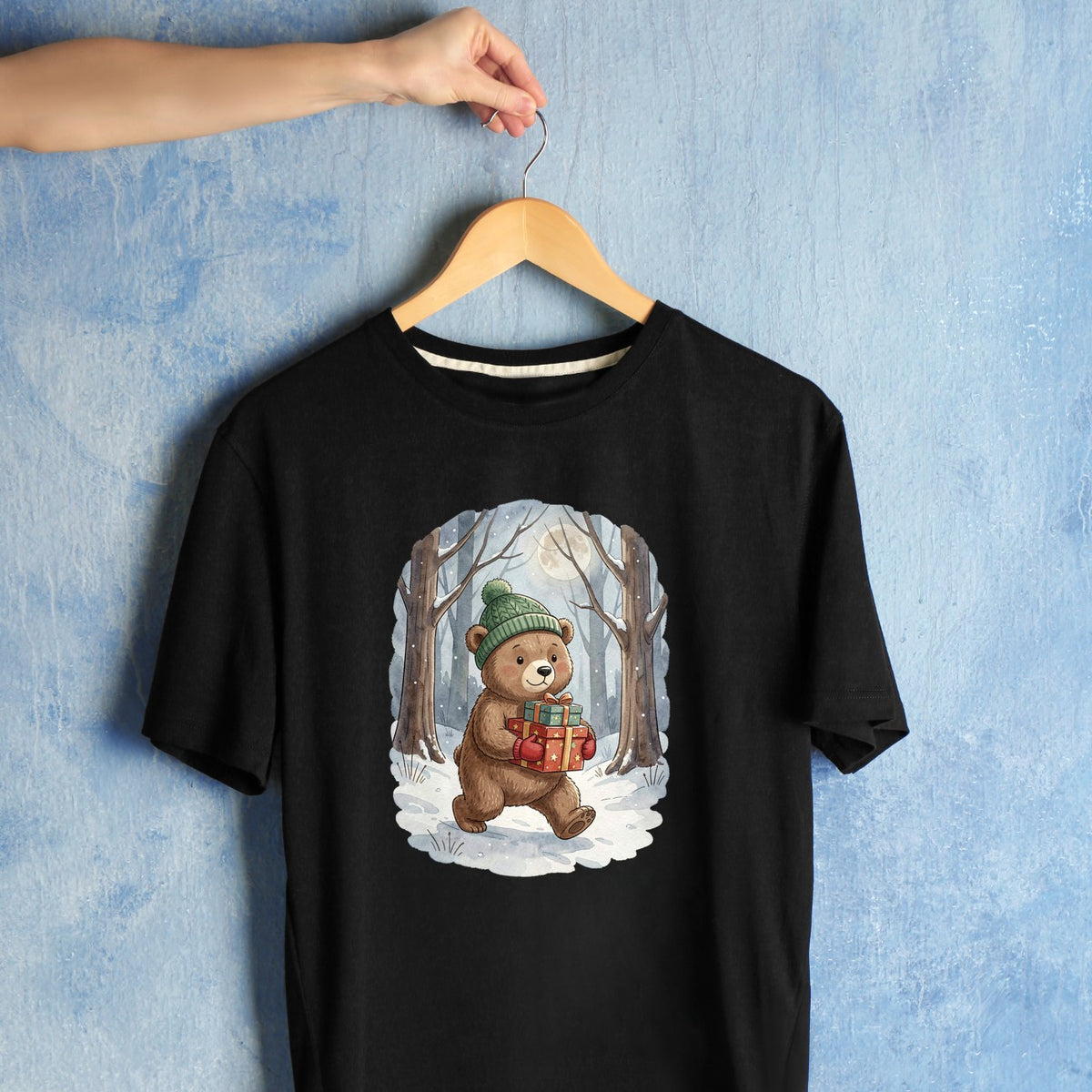 Bügelbild: Bär mit Geschenken im Schnee inkl. Anleitung – auf schwarzem T-Shirt