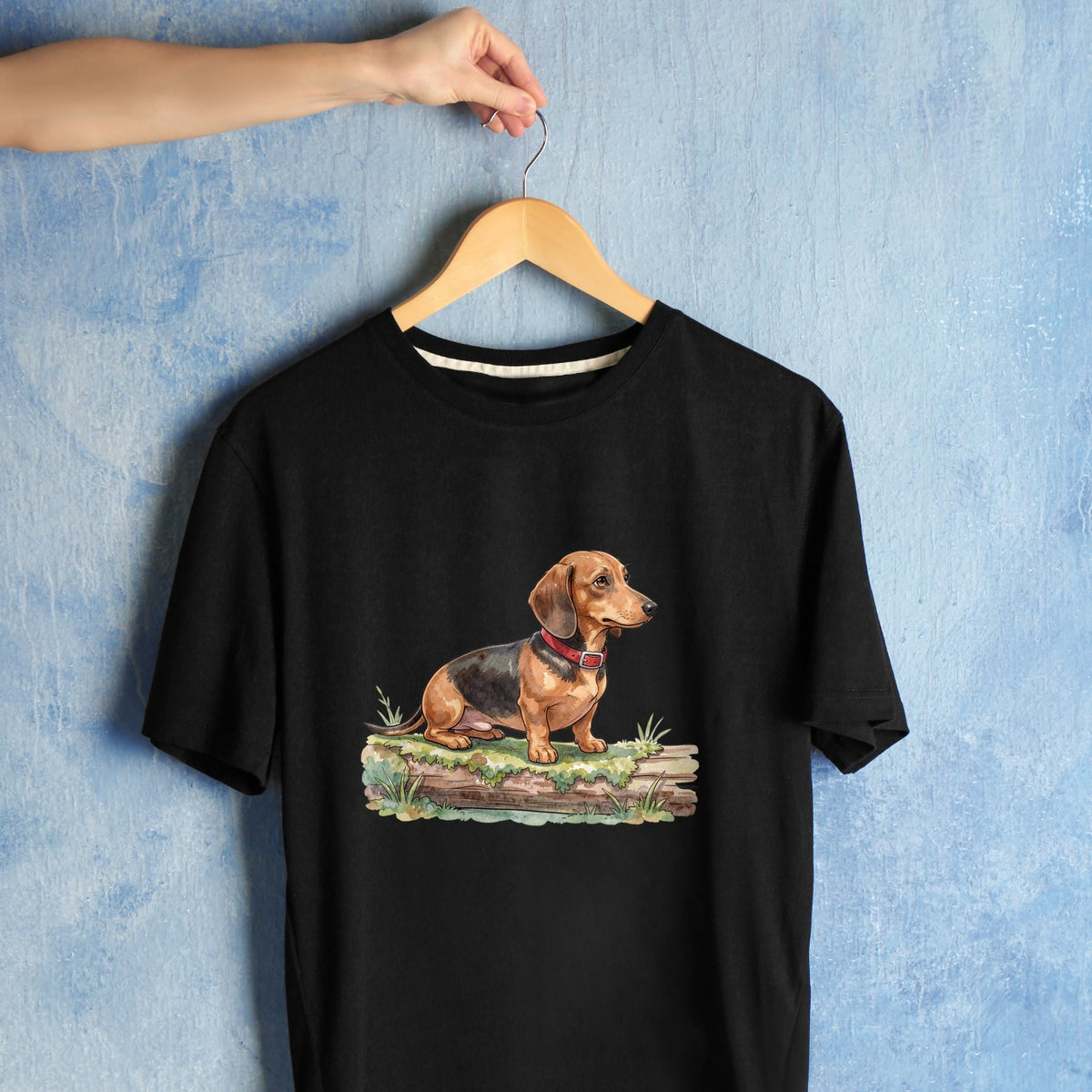Bügelbild: Dackel auf dem Moosstamm inkl. Anleitung – auf schwarzem T-Shirt