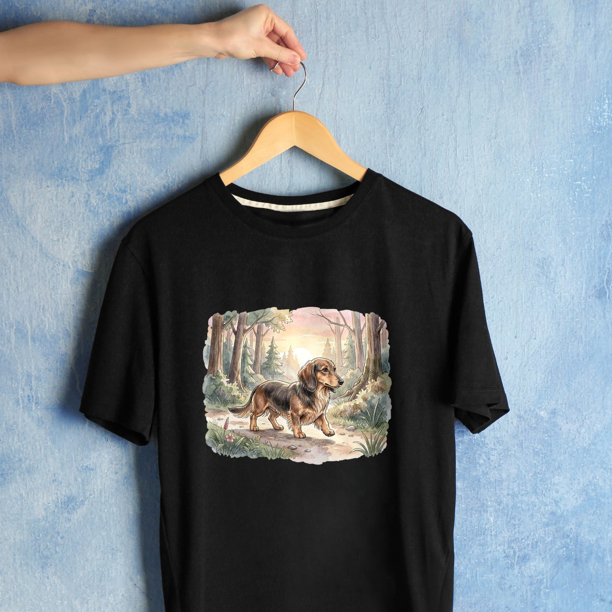 Bügelbild: Dackel auf Waldspaziergang inkl. Anleitung – auf schwarzem T-Shirt