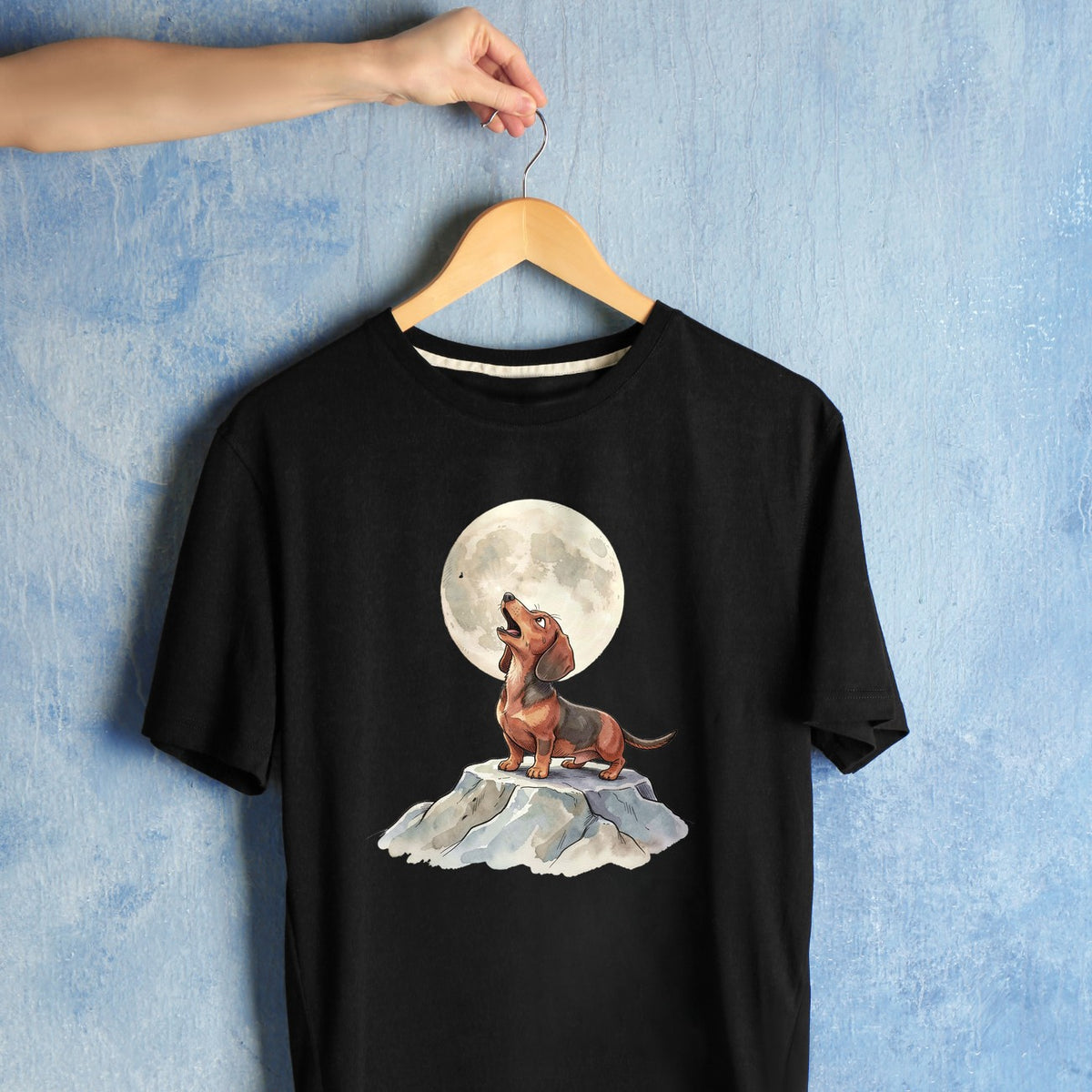 Bügelbild: Dackel heult nach dem Mond inkl. Anleitung – auf schwarzem T-Shirt