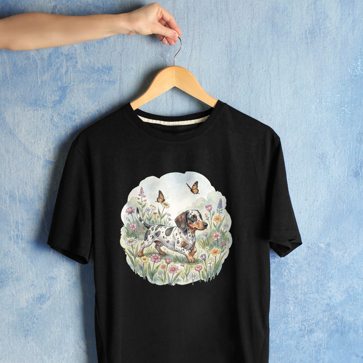 Bügelbild: Dackel im Schmetterlingsgarten inkl. Anleitung – auf schwarzem T-Shirt