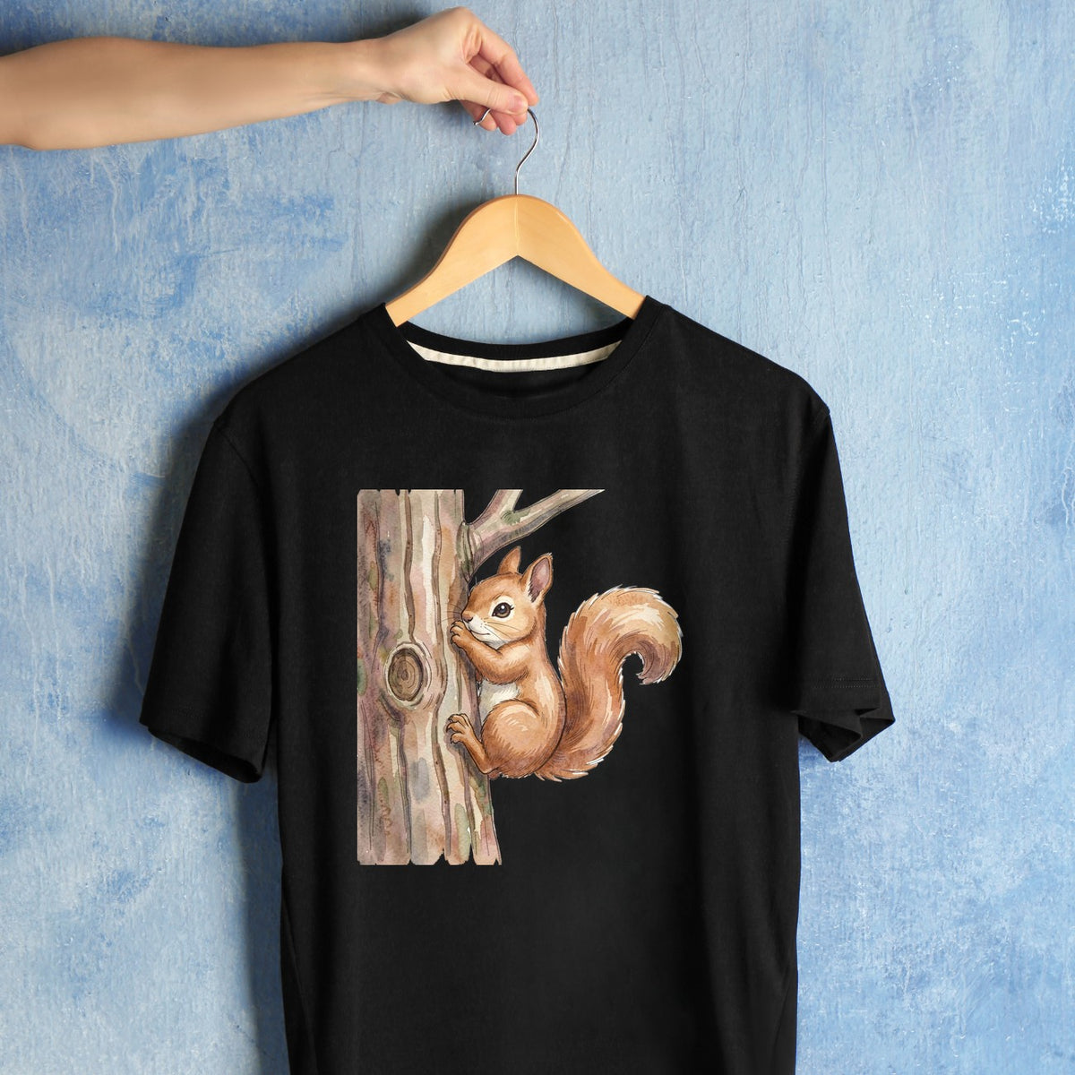 Bügelbild: Eichhörnchen am Baumstamm inkl. Anleitung – auf schwarzem T-Shirt