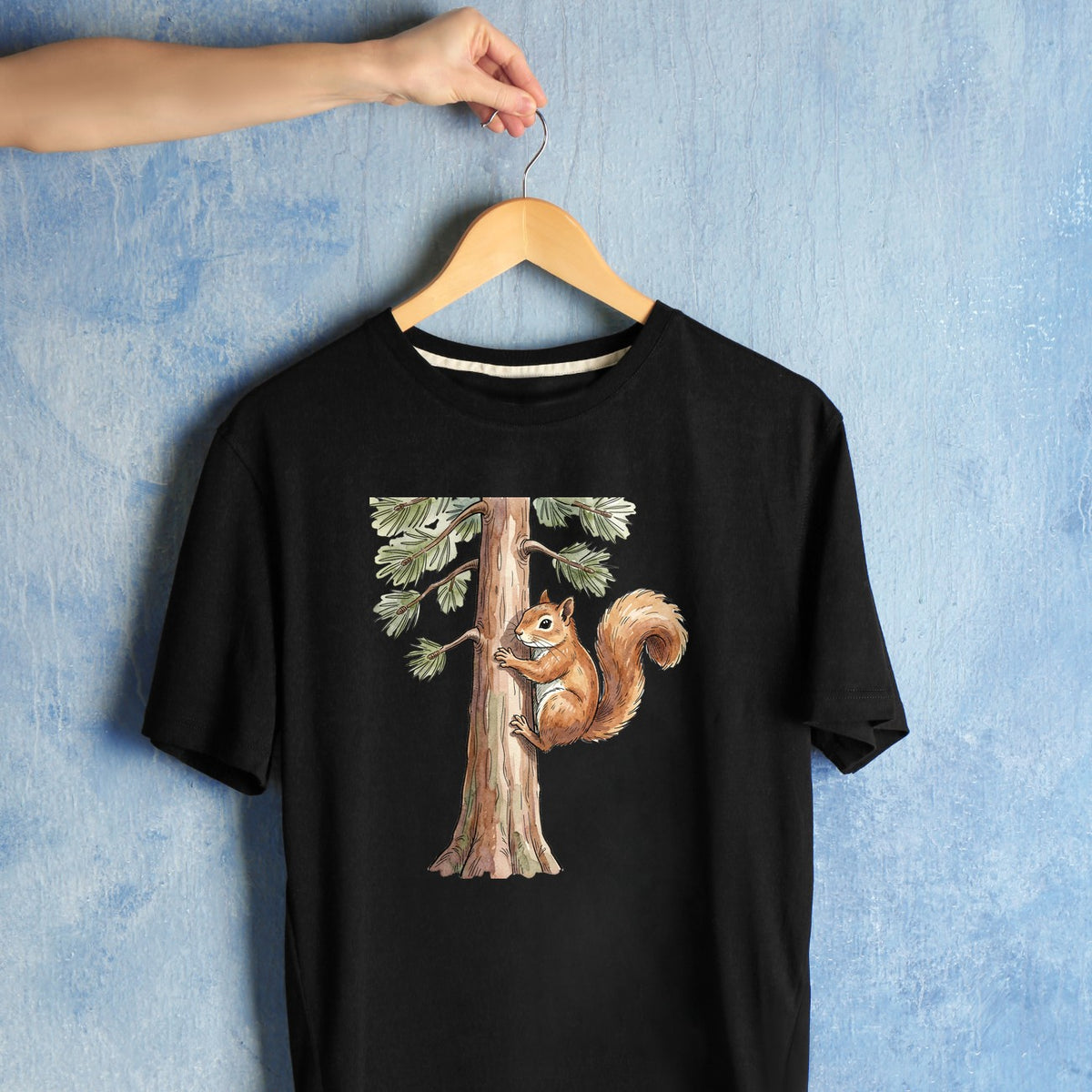 Bügelbild: Eichhörnchen am Kiefernstamm inkl. Anleitung – auf schwarzem T-Shirt