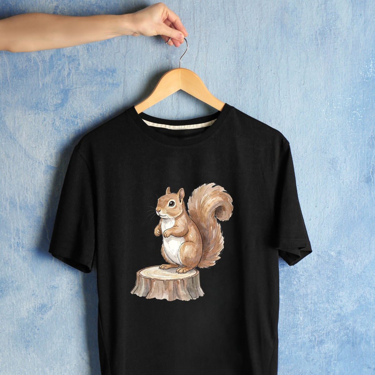 Bügelbild: Eichhörnchen auf Baumstumpf inkl. Anleitung – auf schwarzem T-Shirt