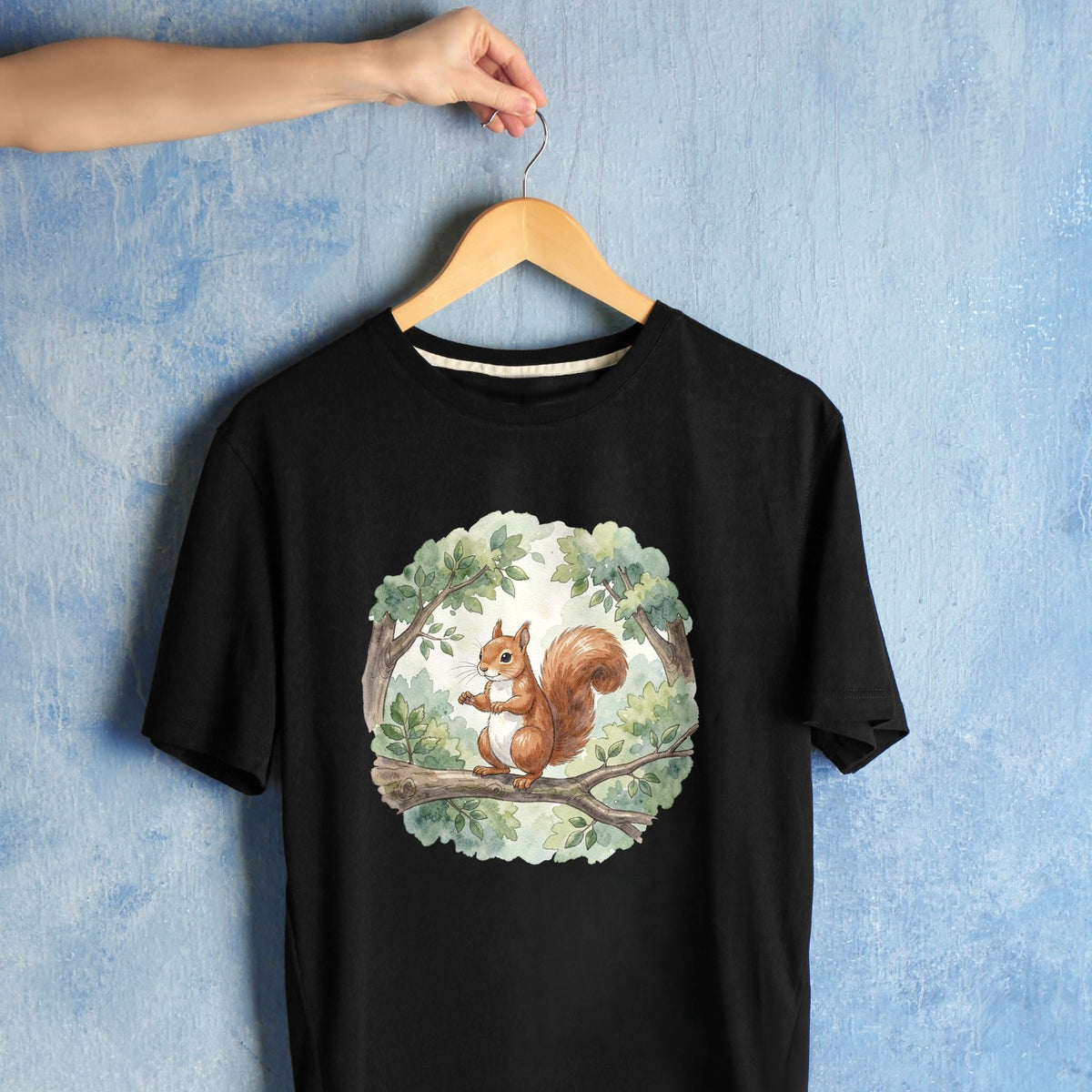 Bügelbild: Eichhörnchen auf Baumzweig inkl. Anleitung – auf schwarzem T-Shirt