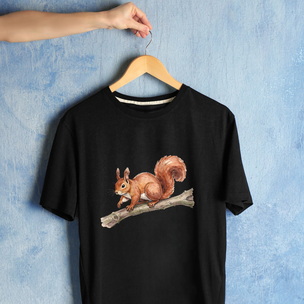 Bügelbild: Eichhörnchen auf dem Sprung inkl. Anleitung – auf schwarzem T-Shirt