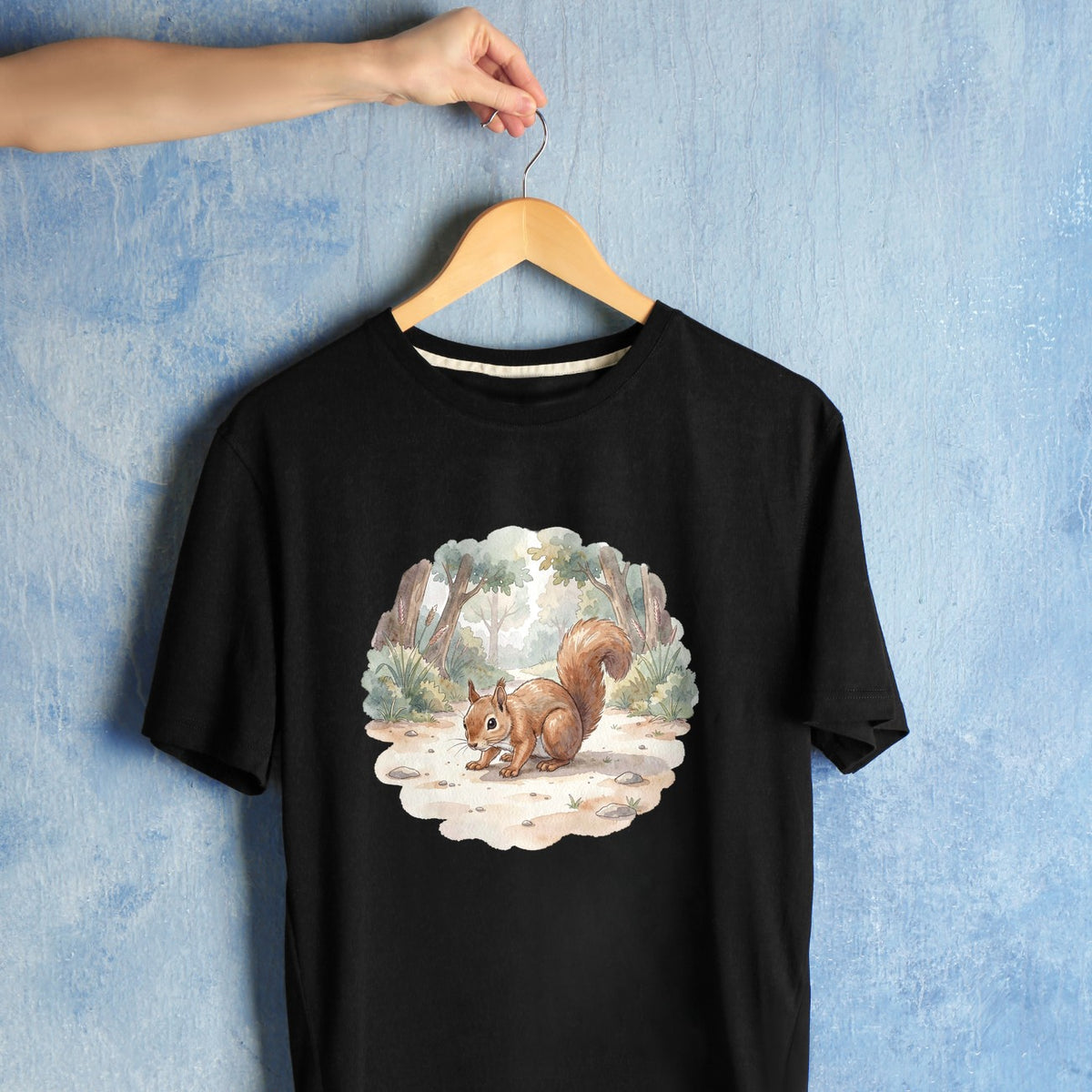 Bügelbild: Eichhörnchen auf Pfad inkl. Anleitung – auf schwarzem T-Shirt