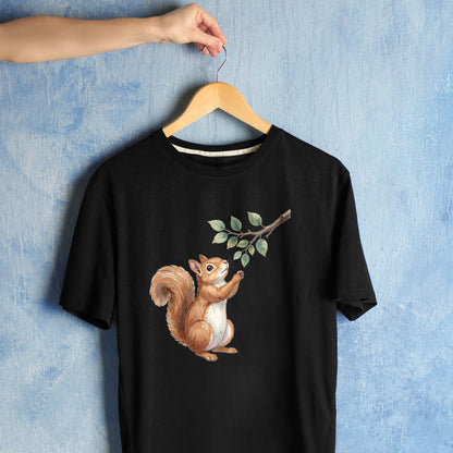 Bügelbild: Eichhörnchen beim Naschen inkl. Anleitung – auf schwarzem T-Shirt