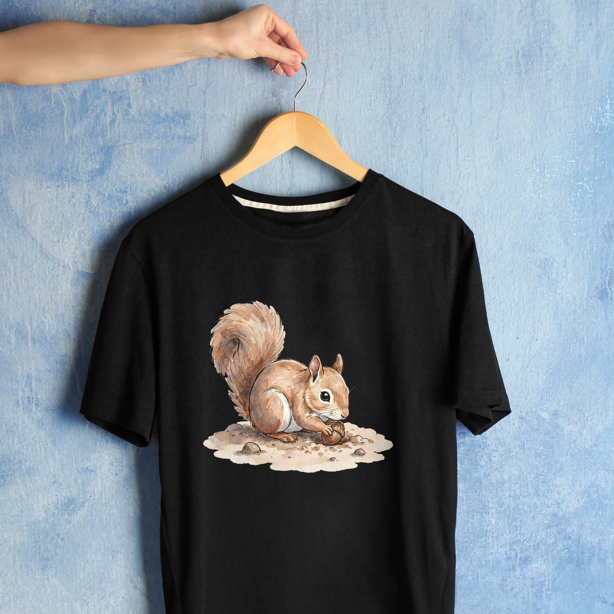 Bügelbild: Eichhörnchen beim Nüssevergraben inkl. Anleitung – auf schwarzem T-Shirt
