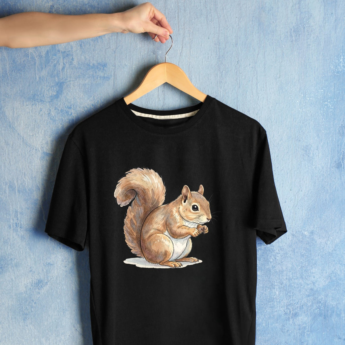 Bügelbild: Eichhörnchen beim Nussknabbern inkl. Anleitung – auf schwarzem T-Shirt