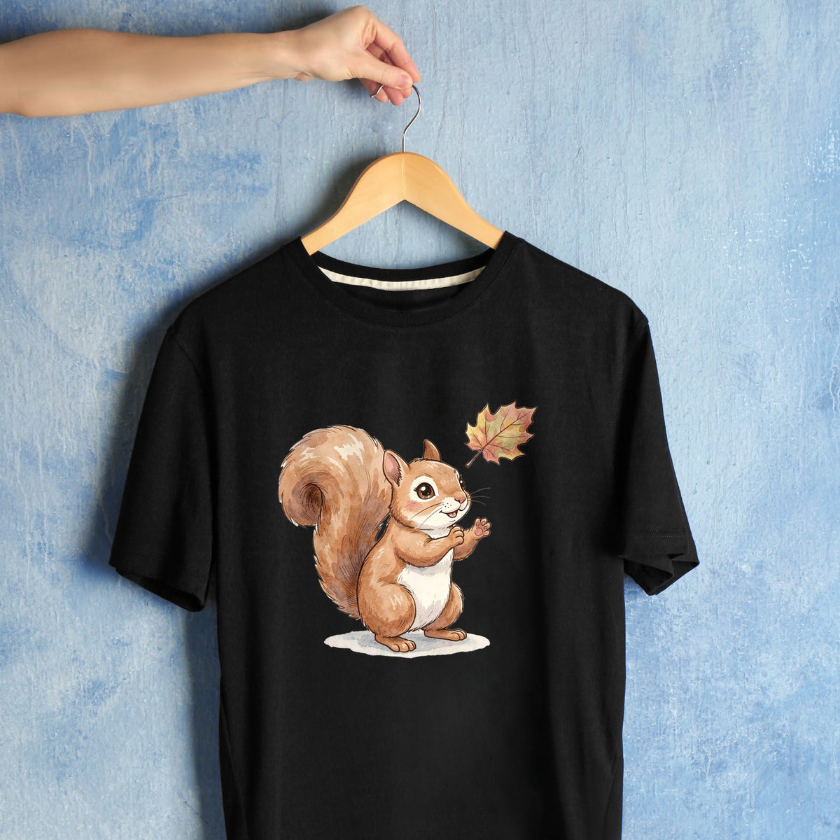 Bügelbild: Eichhörnchen fängt Herbstblatt inkl. Anleitung – auf schwarzem T-Shirt