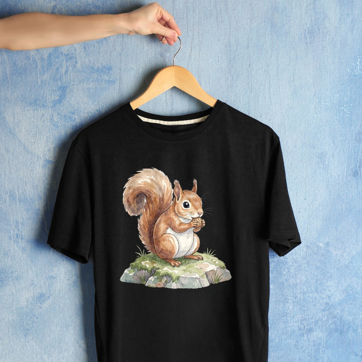 Bügelbild: Eichhörnchen mit Nuss in den Pfoten inkl. Anleitung – auf schwarzem T-Shirt