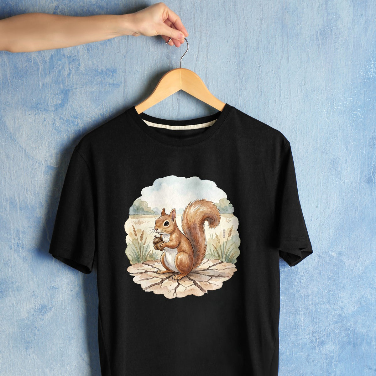 Bügelbild: Eichhörnchen mit Nuss inkl. Anleitung – auf schwarzem T-Shirt