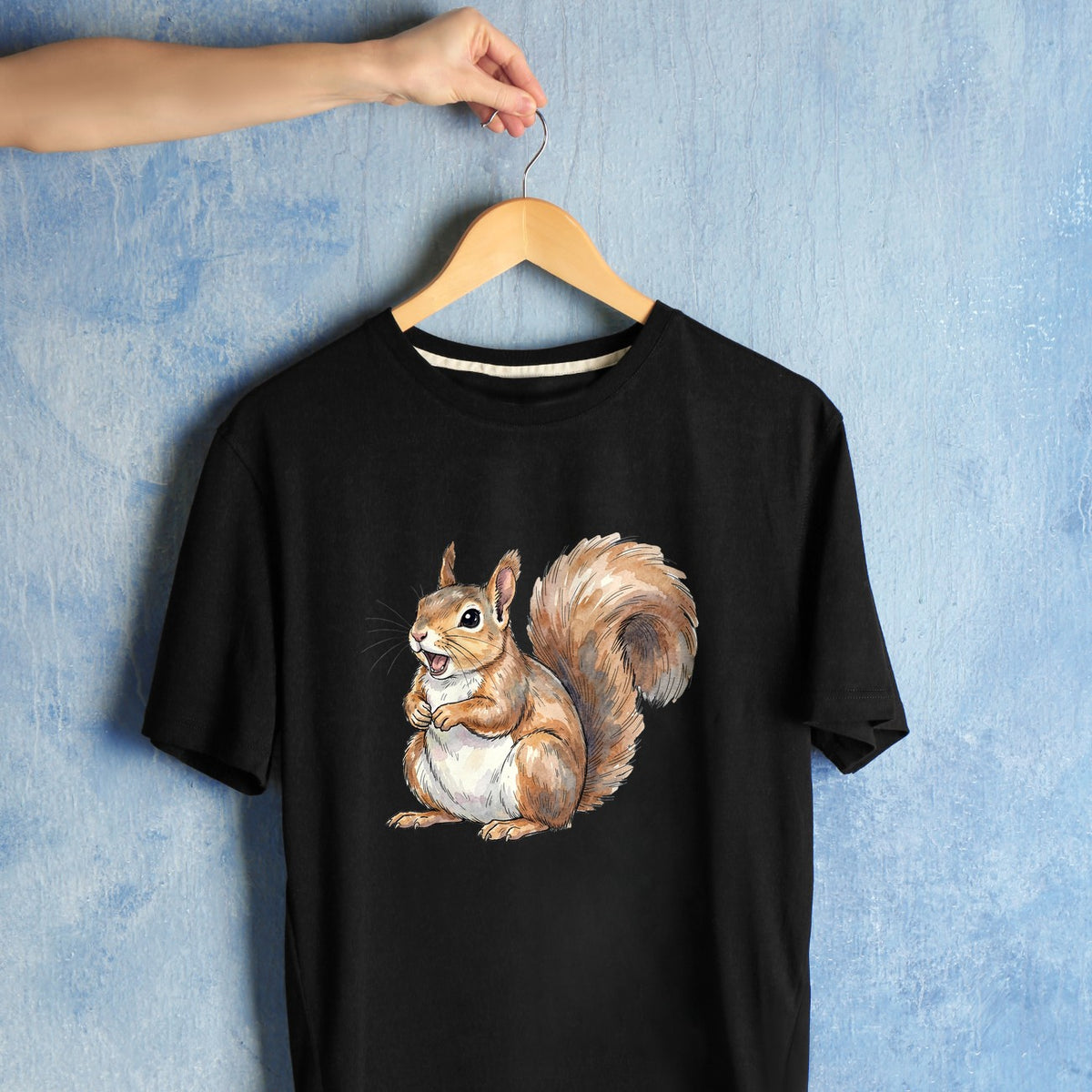 Bügelbild: Eichhörnchen mit offenem Mund inkl. Anleitung – auf schwarzem T-Shirt