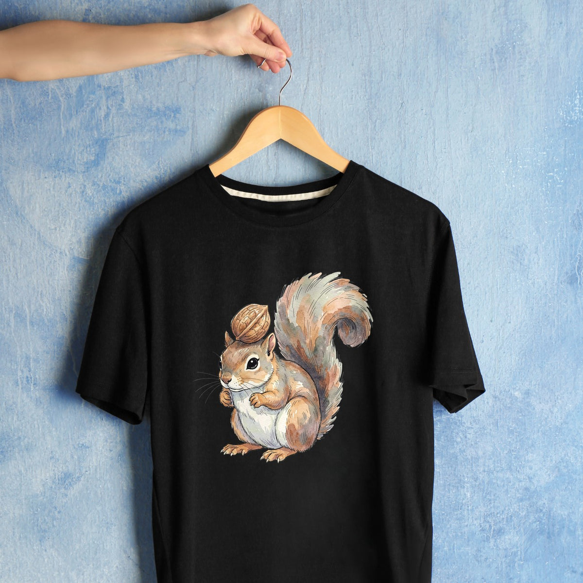 Bügelbild: Eichhörnchen mit Walnuss auf dem Kopf inkl. Anleitung – auf schwarzem T-Shirt