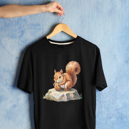 Bügelbild: Eichhörnchen mit Walnuss auf Stein inkl. Anleitung – auf schwarzem T-Shirt