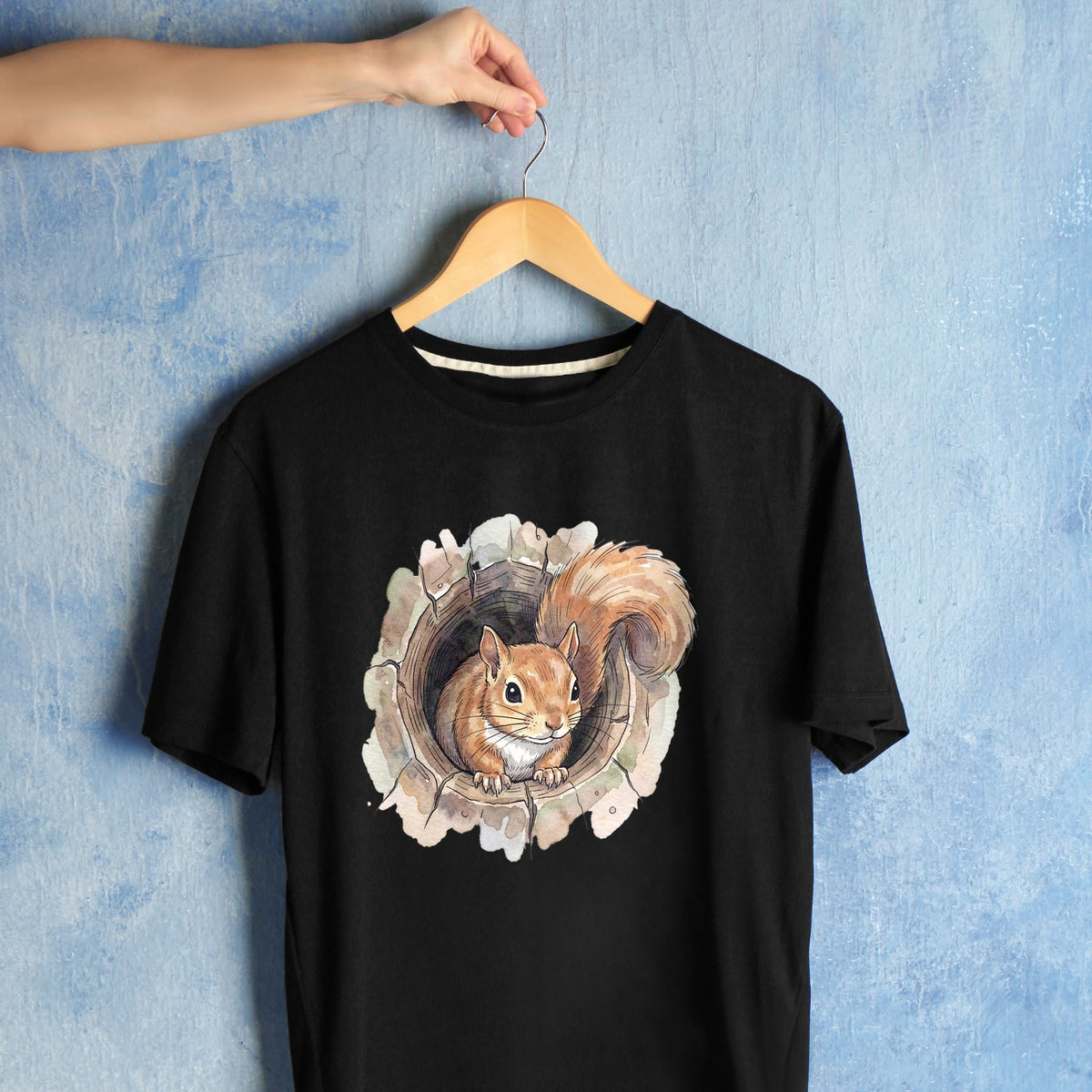 Bügelbild: Eichhörnchen schaut aus dem Baumstumpf inkl. Anleitung – auf schwarzem T-Shirt