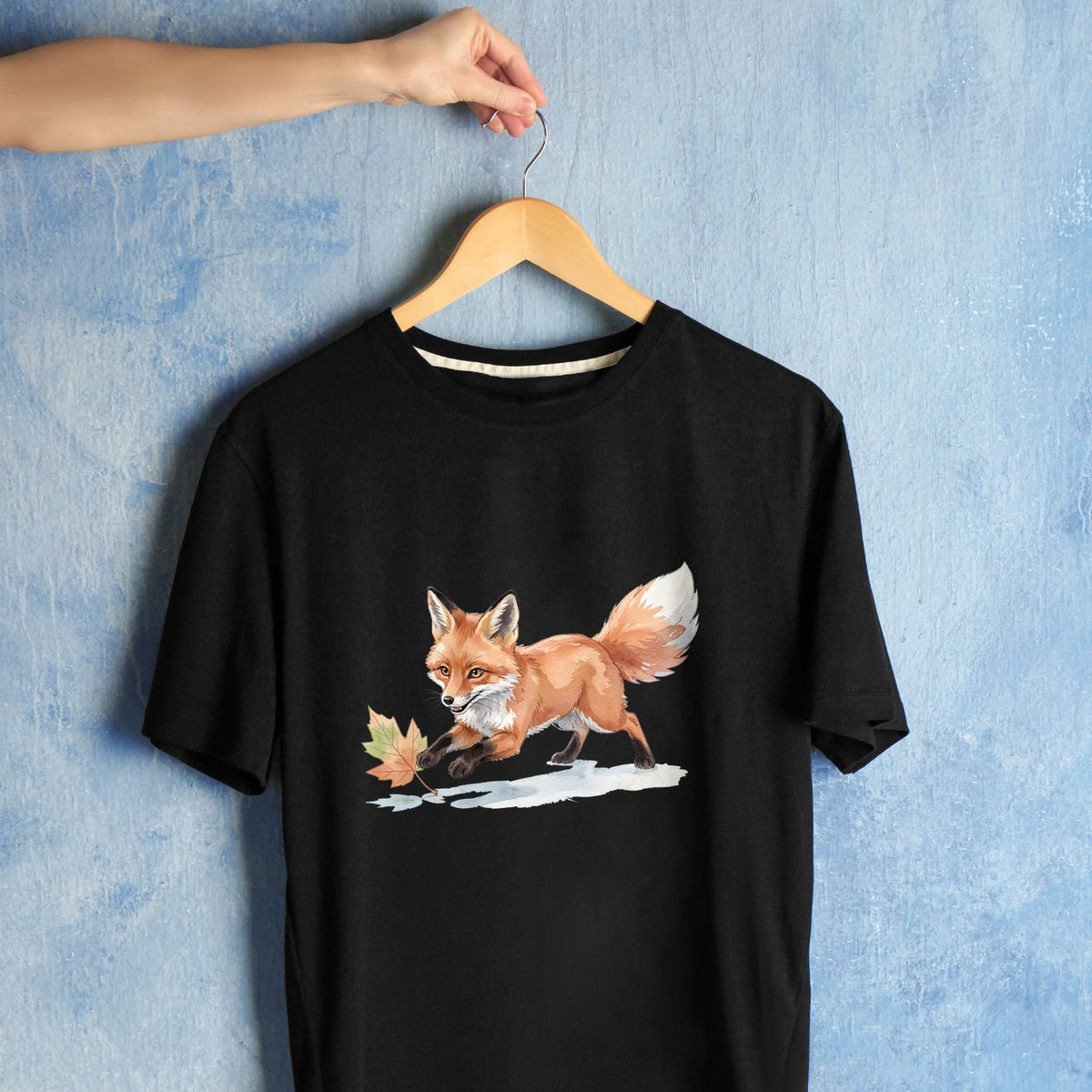 Bügelbild: Fuchs mit Herbstblatt inkl. Anleitung – auf schwarzem T-Shirt