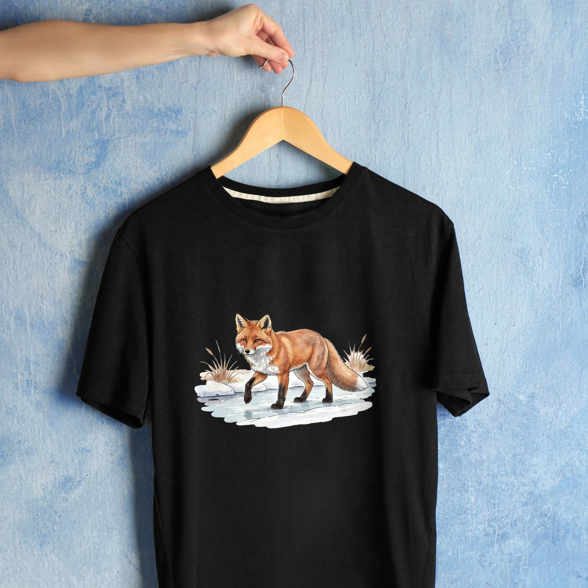 Bügelbild: Fuchs über gefrorenes Wasser inkl. Anleitung – auf schwarzem T-Shirt
