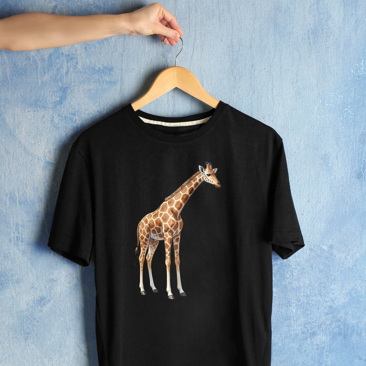Bügelbild: Giraffe im Grasland inkl. Anleitung – auf schwarzem T-Shirt