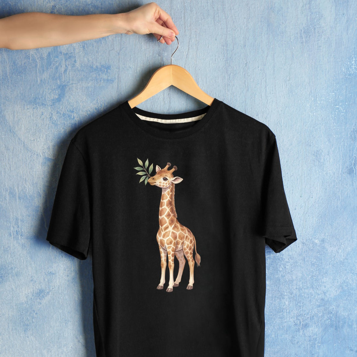 Bügelbild: Giraffe mit Blatt im Maul inkl. Anleitung – auf schwarzem T-Shirt