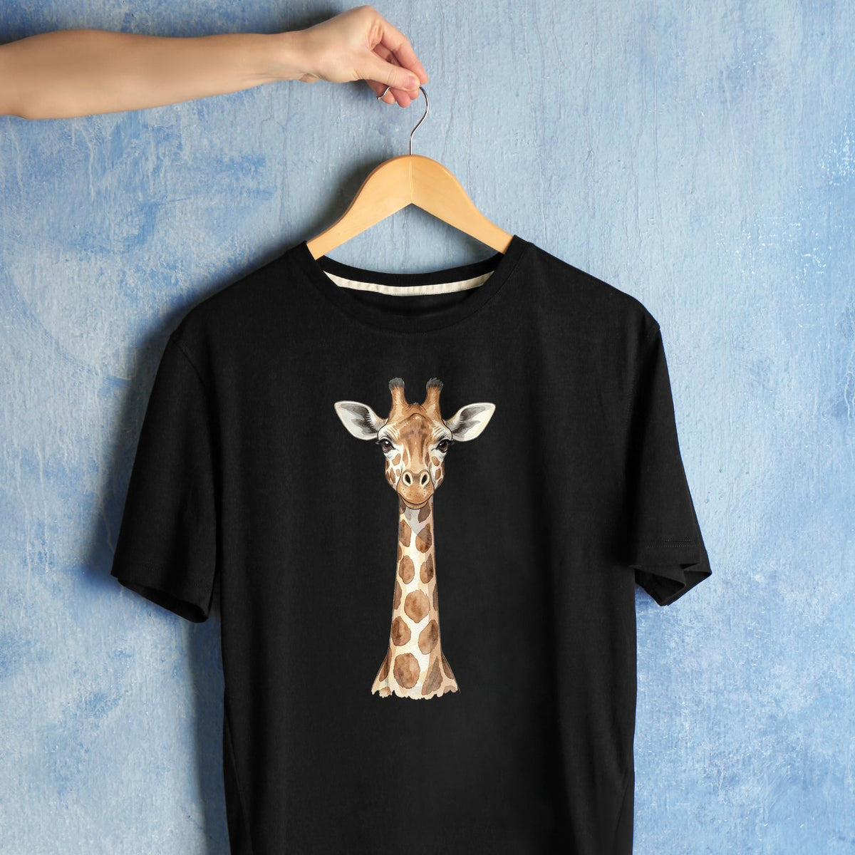 Bügelbild: Giraffe mit langem Hals inkl. Anleitung – auf schwarzem T-Shirt