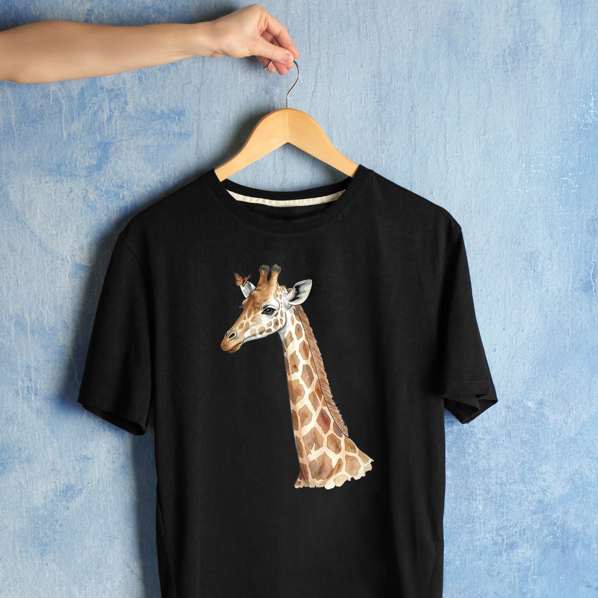 Bügelbild: Giraffe mit Schmetterling inkl. Anleitung – auf schwarzem T-Shirt