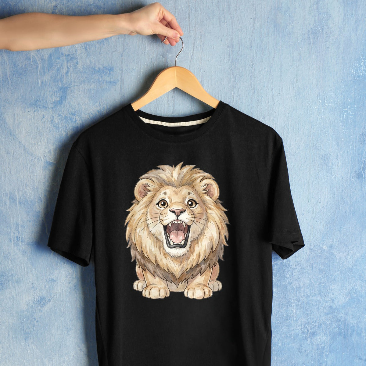 Bügelbild: Lauter Löwe mit Mähne inkl. Anleitung – auf schwarzem T-Shirt