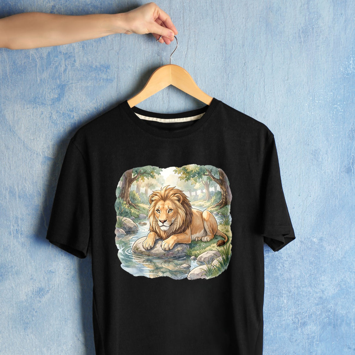 Bügelbild: Löwe am Bachlauf inkl. Anleitung – auf schwarzem T-Shirt