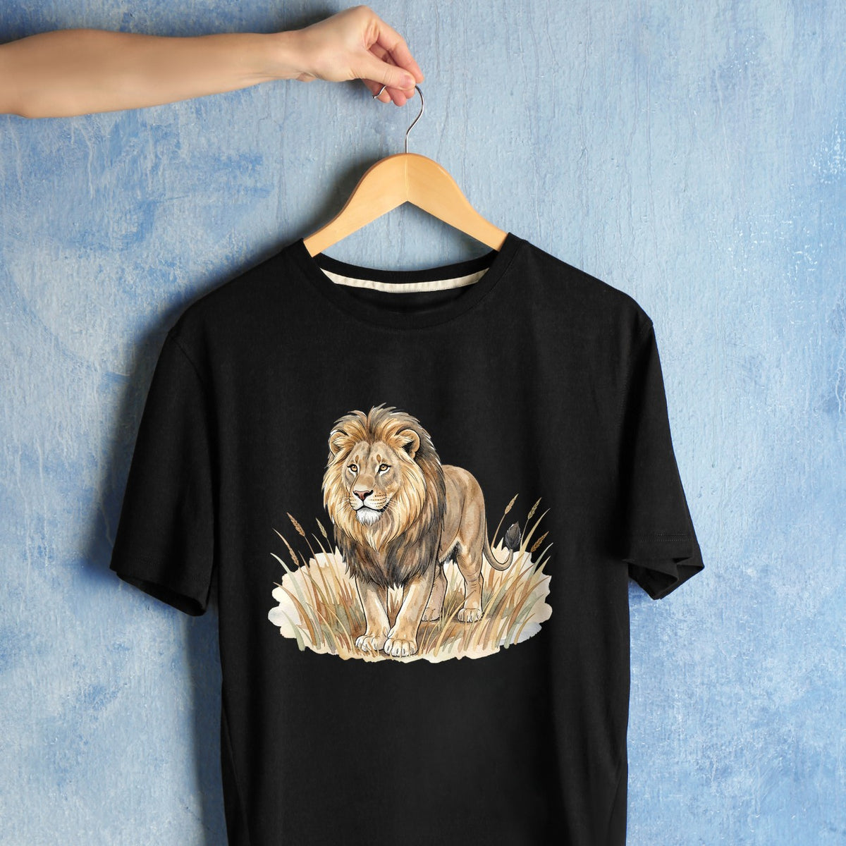 Bügelbild: Löwe im Savannengras inkl. Anleitung – auf schwarzem T-Shirt