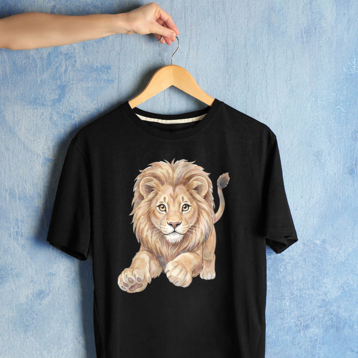 Bügelbild: Löwe mit ausgestreckten Pfoten inkl. Anleitung – auf schwarzem T-Shirt