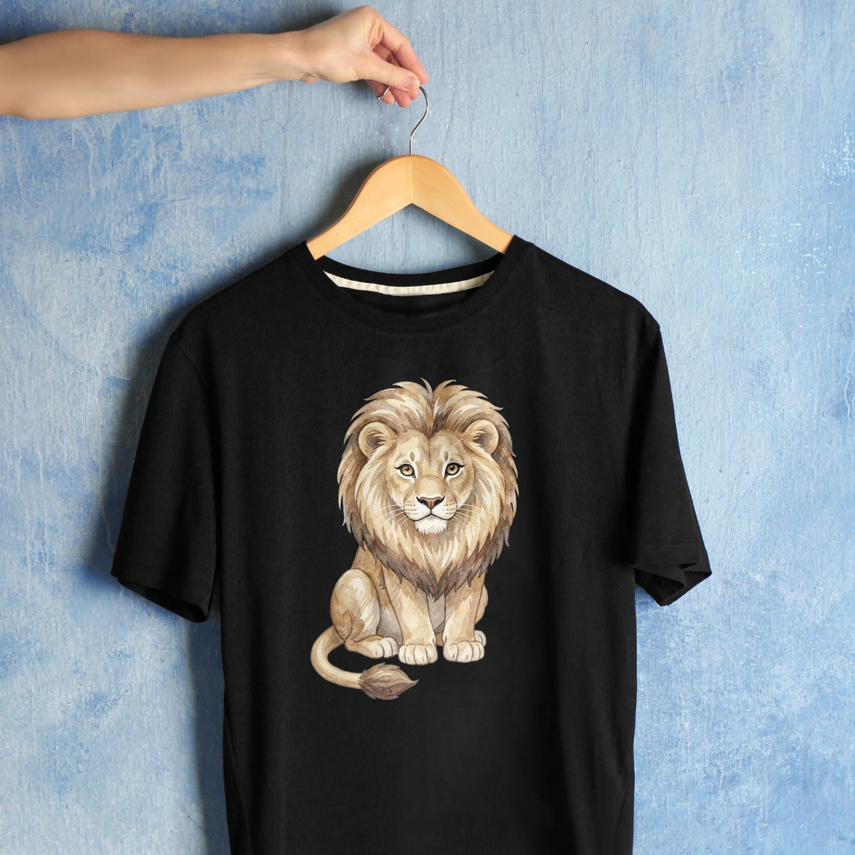 Bügelbild: Löwe mit buschiger Rute inkl. Anleitung – auf schwarzem T-Shirt