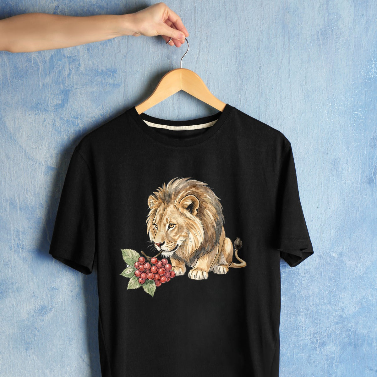 Bügelbild: Löwe mit roter Beerentraube inkl. Anleitung – auf schwarzem T-Shirt