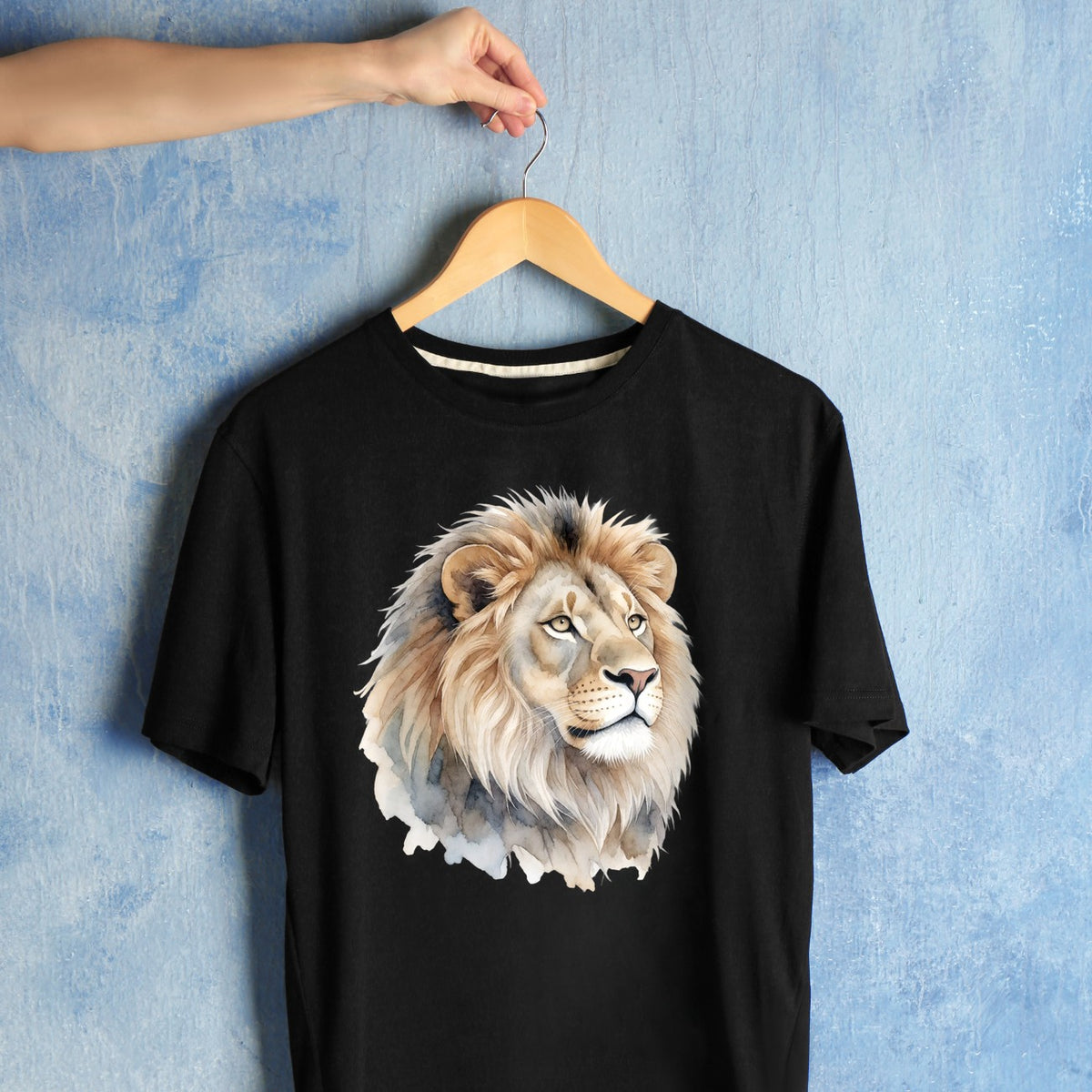 Bügelbild: Löwe mit Seitenblick inkl. Anleitung – auf schwarzem T-Shirt