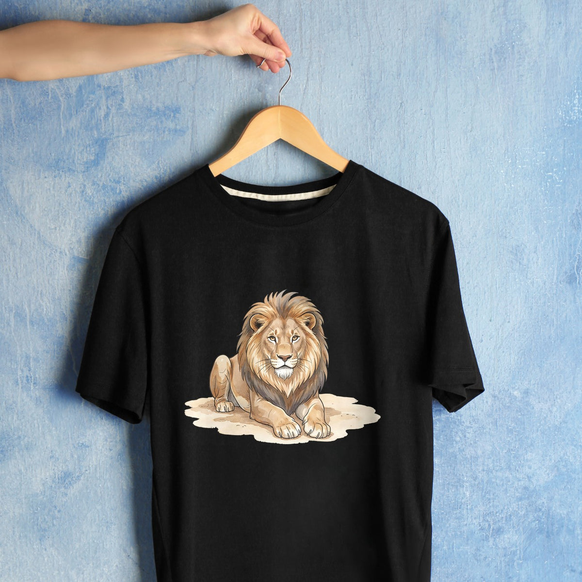 Bügelbild: Löwe ruht auf Sand inkl. Anleitung – auf schwarzem T-Shirt
