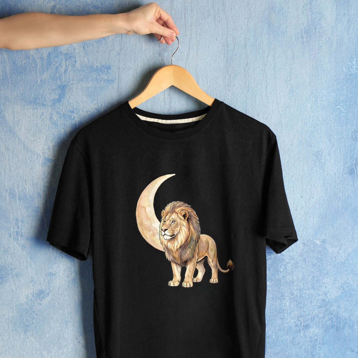 Bügelbild: Löwe vor goldener Mondsichel inkl. Anleitung – auf schwarzem T-Shirt