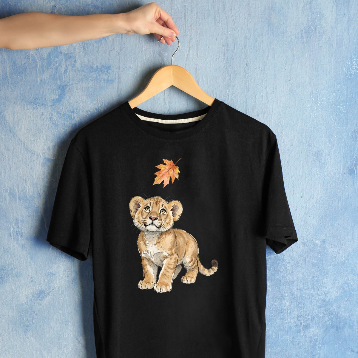 Bügelbild: Löwenbaby mit Ahornblatt inkl. Anleitung – auf schwarzem T-Shirt