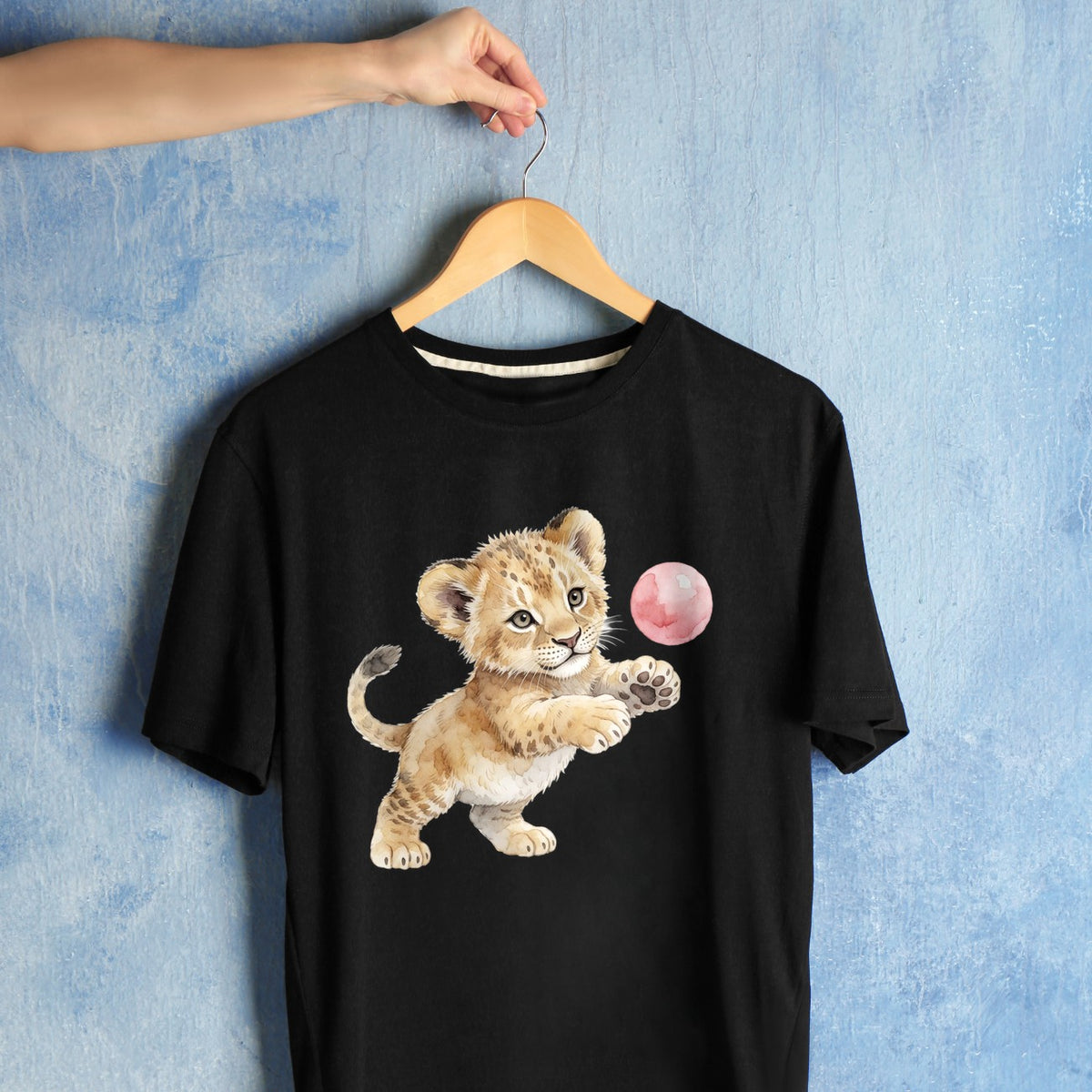 Bügelbild: Löwenbaby mit Ball inkl. Anleitung – auf schwarzem T-Shirt