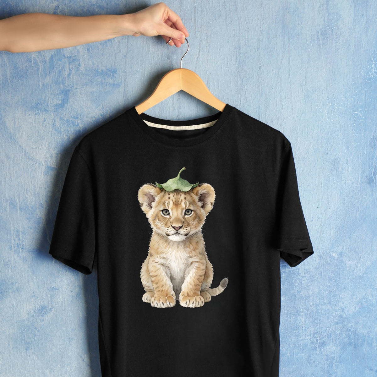 Bügelbild: Löwenbaby mit Blatt inkl. Anleitung – auf schwarzem T-Shirt