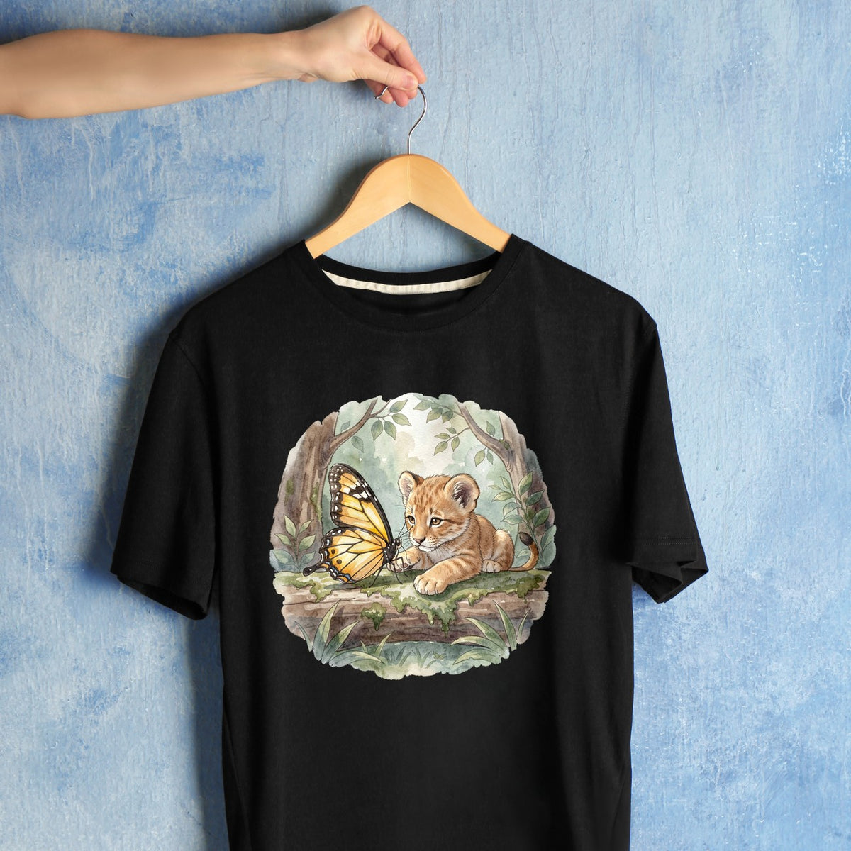 Bügelbild: Löwenbaby mit Schmetterling inkl. Anleitung – auf schwarzem T-Shirt