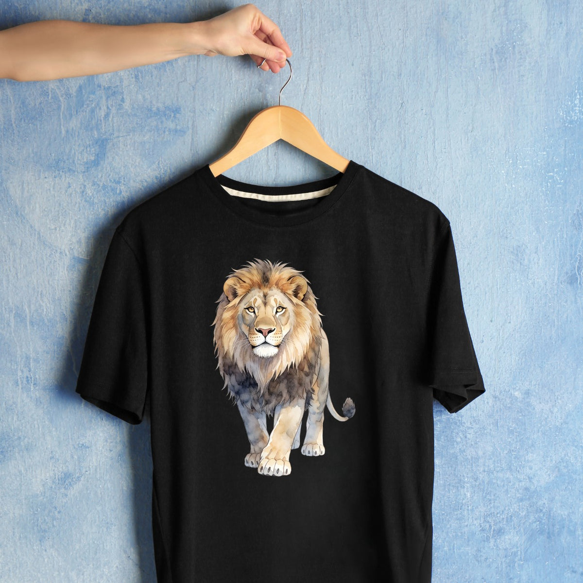 Bügelbild: Schreitender Löwe mit Mähne inkl. Anleitung – auf schwarzem T-Shirt