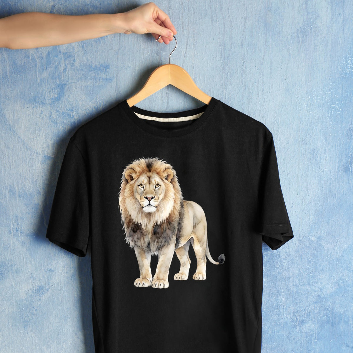 Bügelbild: Stolzer Löwe mit Mähne inkl. Anleitung – auf schwarzem T-Shirt