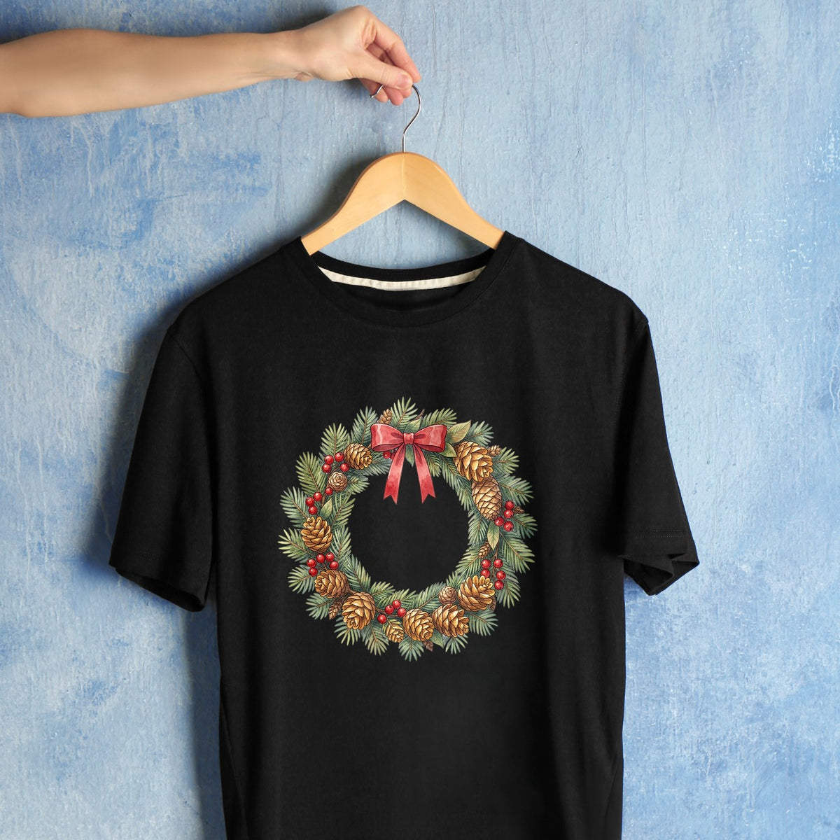 Bügelbild: Tannenkranz mit Tannenzapfen inkl. Anleitung – auf schwarzem T-Shirt