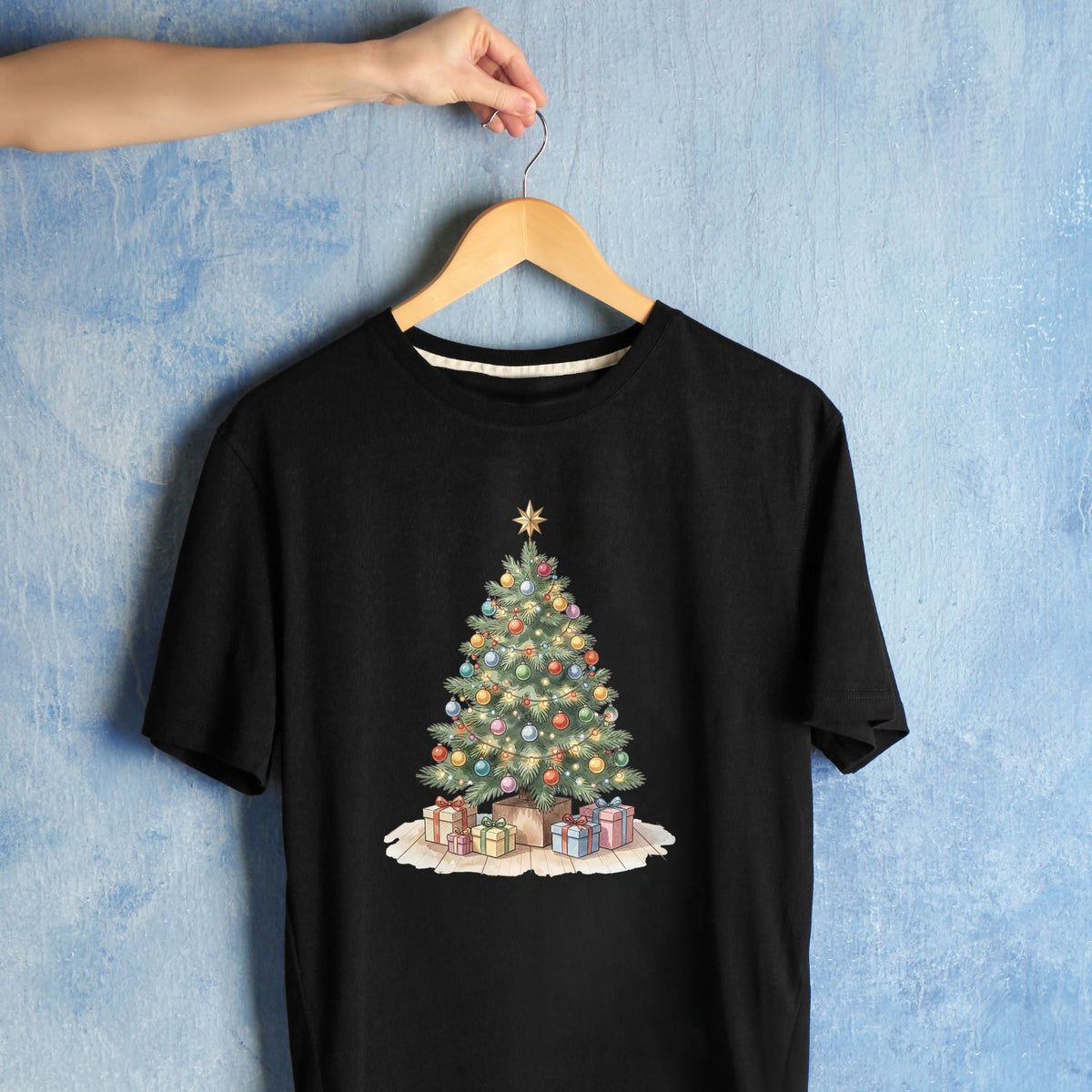 Bügelbild: Weihnachtsbaum mit Geschenken und Lichtern inkl. Anleitung – auf schwarzem T-Shirt