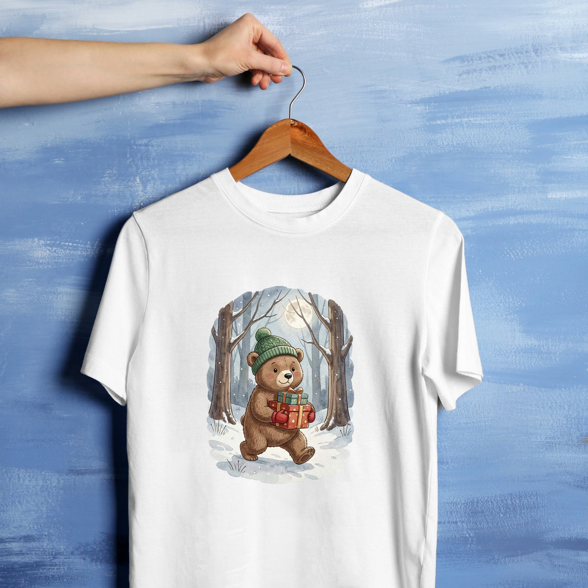 Bügelbild: Bär mit Geschenken im Schnee inkl. Anleitung – auf weißem T-Shirt
