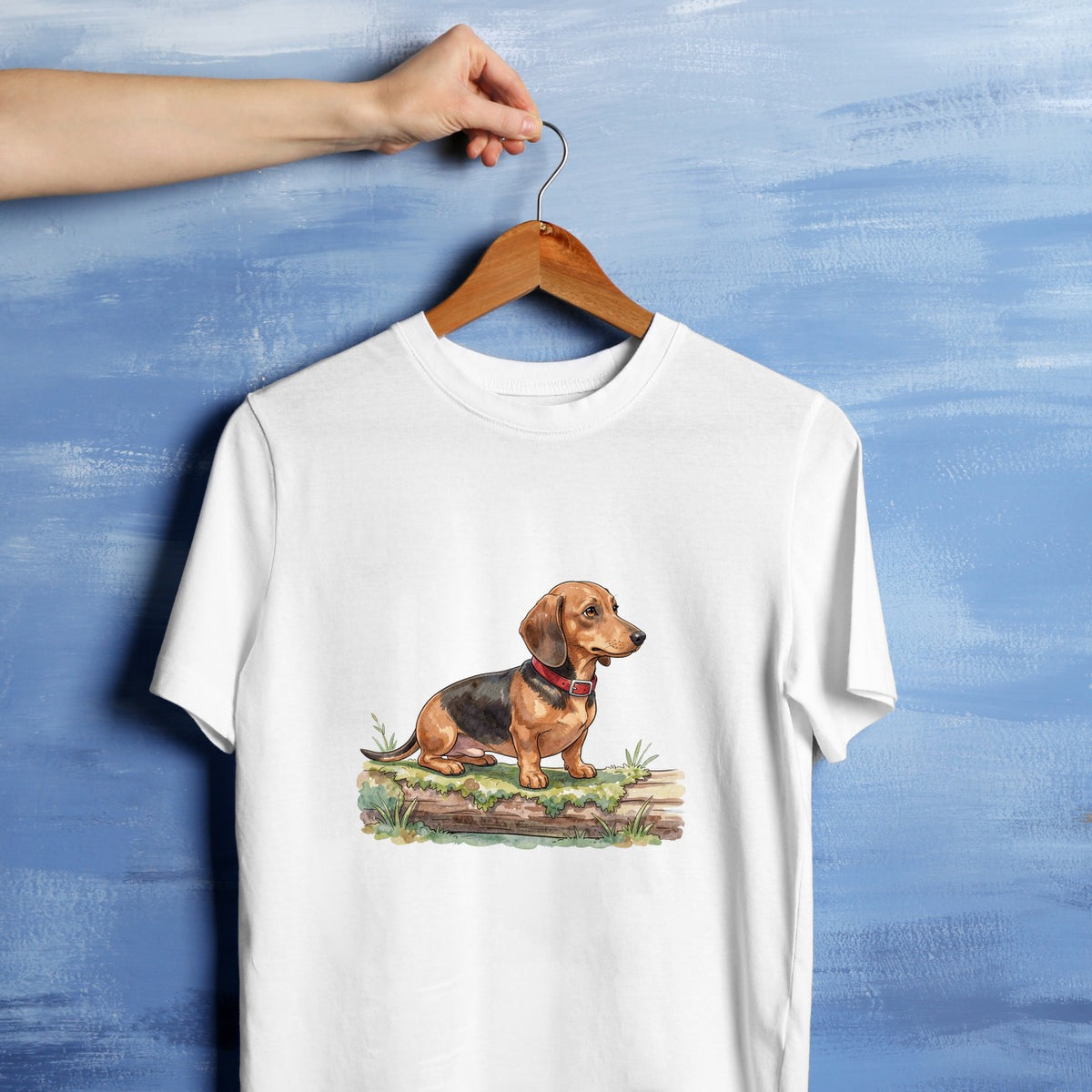Bügelbild: Dackel auf dem Moosstamm inkl. Anleitung – auf weißem T-Shirt
