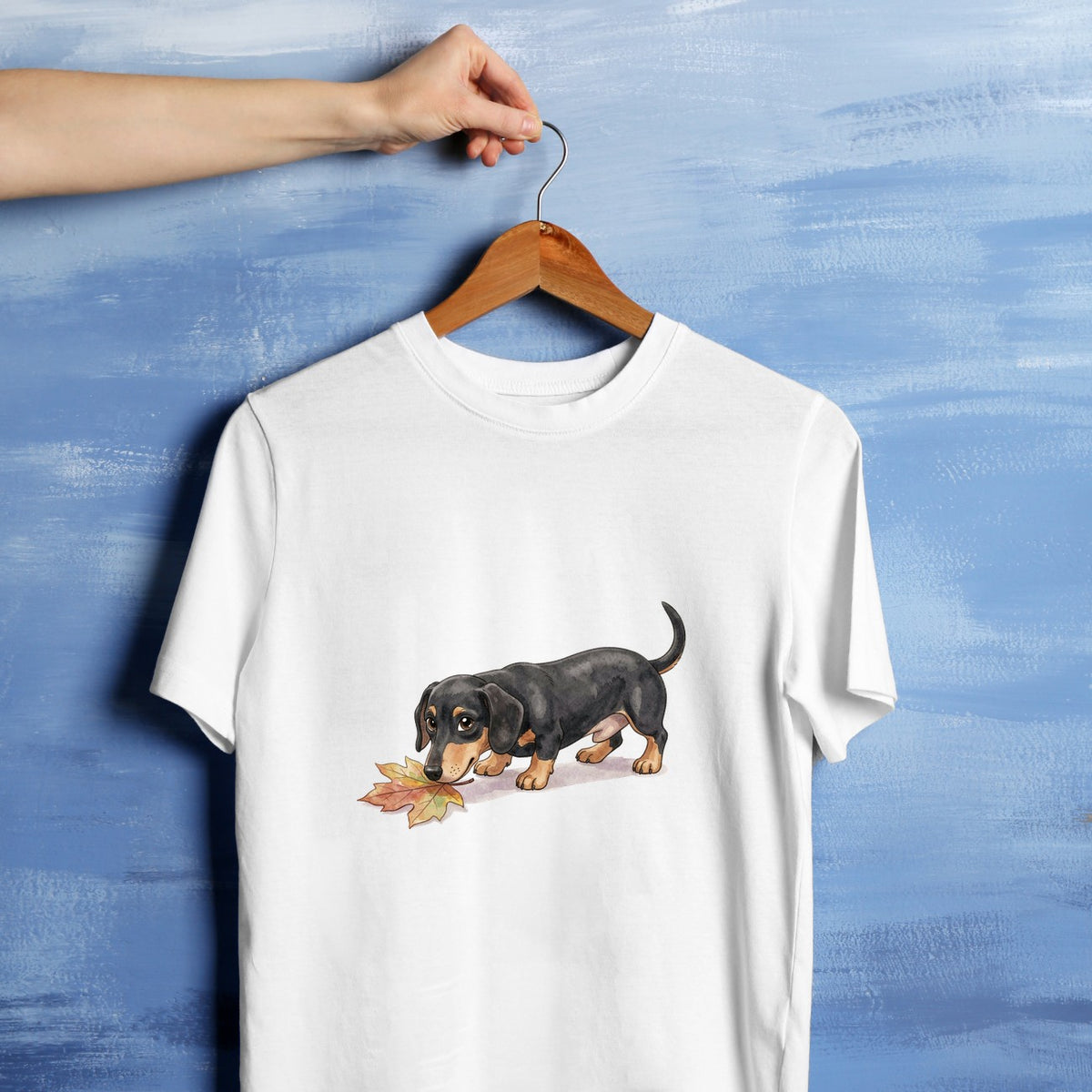 Bügelbild: Dackel mit Herbstblatt inkl. Anleitung – auf weißem T-Shirt